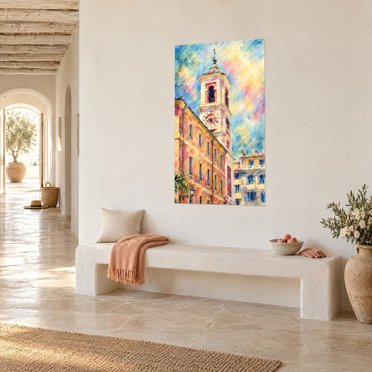 Quadro campanile di pietra chiara con orologio ramato, persiane azzurre su muri arancio, visto di tre quarti, panca bianca e plaid corallo