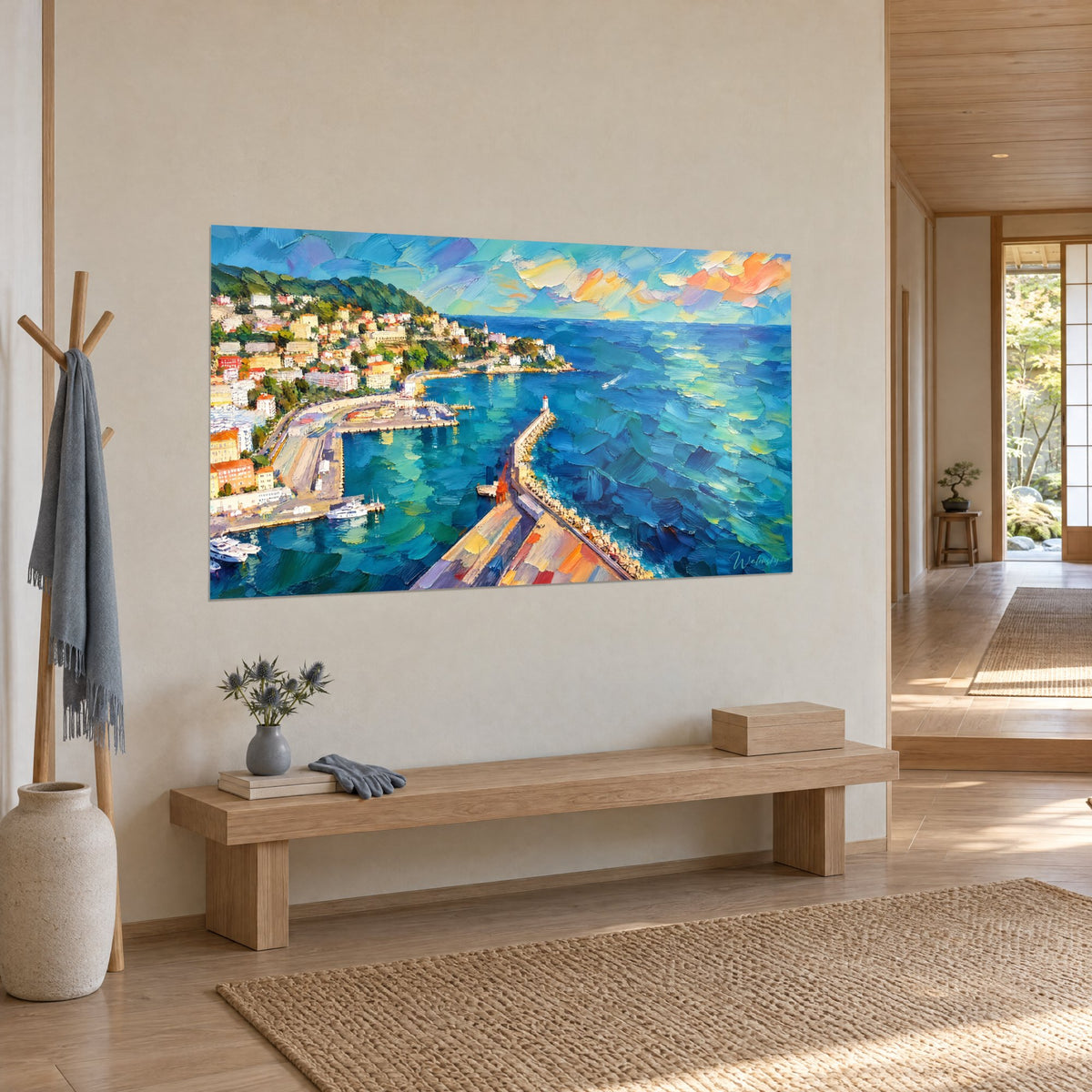 Vue de port côtier aux teintes bleu pastel et ocre, collines colorées, au-dessus d'un canapé dans un salon lumineux