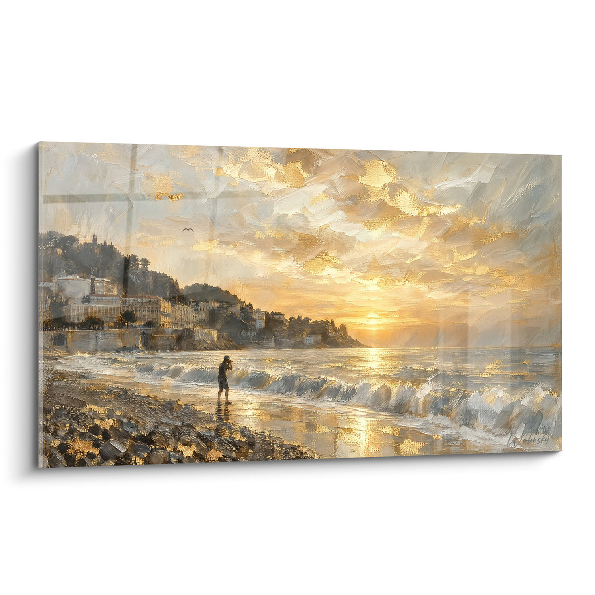 Promeneur solitaire face aux vagues dorées et argentées sur le rivage de Nice au coucher du soleil