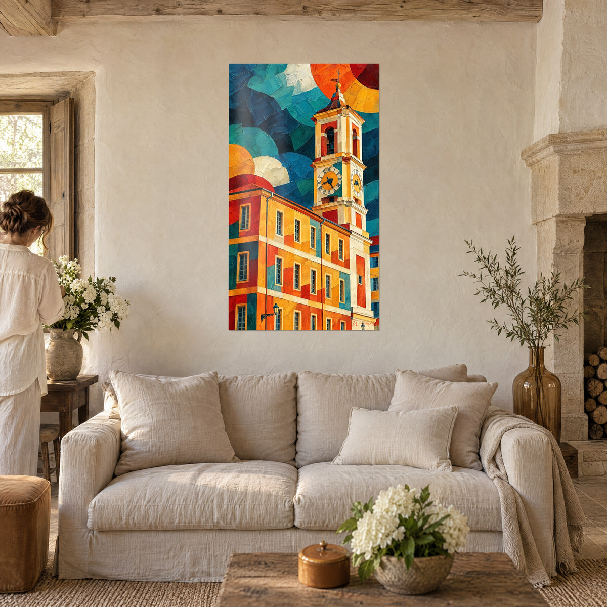 Quadro torre dell'orologio con quadrante dorato su facciata arancione e rossa, cielo verde petrolio, donna di spalle, sopra un divano in un soggiorno luminoso