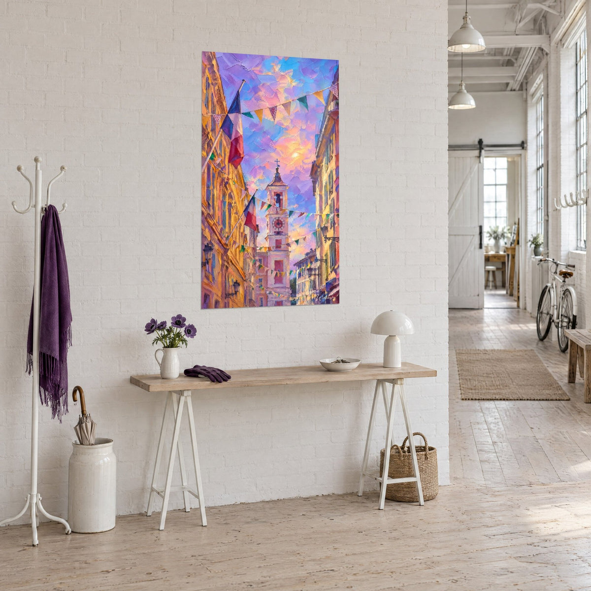 Cuadro callejuela festiva de Niza, fachadas amarillo azafrán, guirnaldas turquesa y rojas, vista de tres cuartos en un loft luminoso