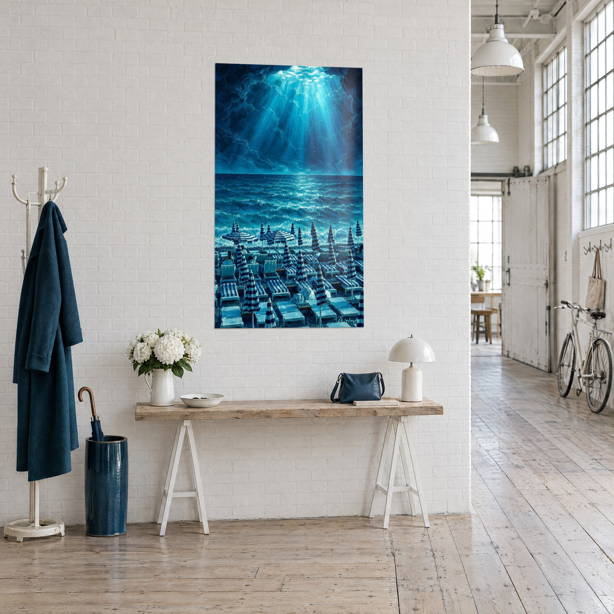 Schilderij rijen ligstoelen en marineblauw-witte gestreepte parasols tegenover azuurblauwe golven, driekwartzicht in een helder loft