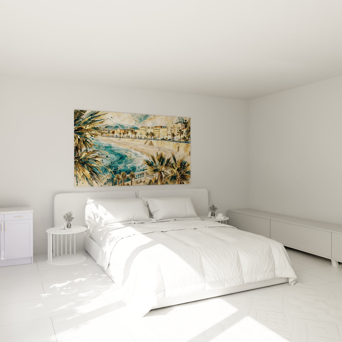 Front de mer niçois aux teintes ocre et bleu pétrole, accroché au-dessus d'un lit dans une chambre claire