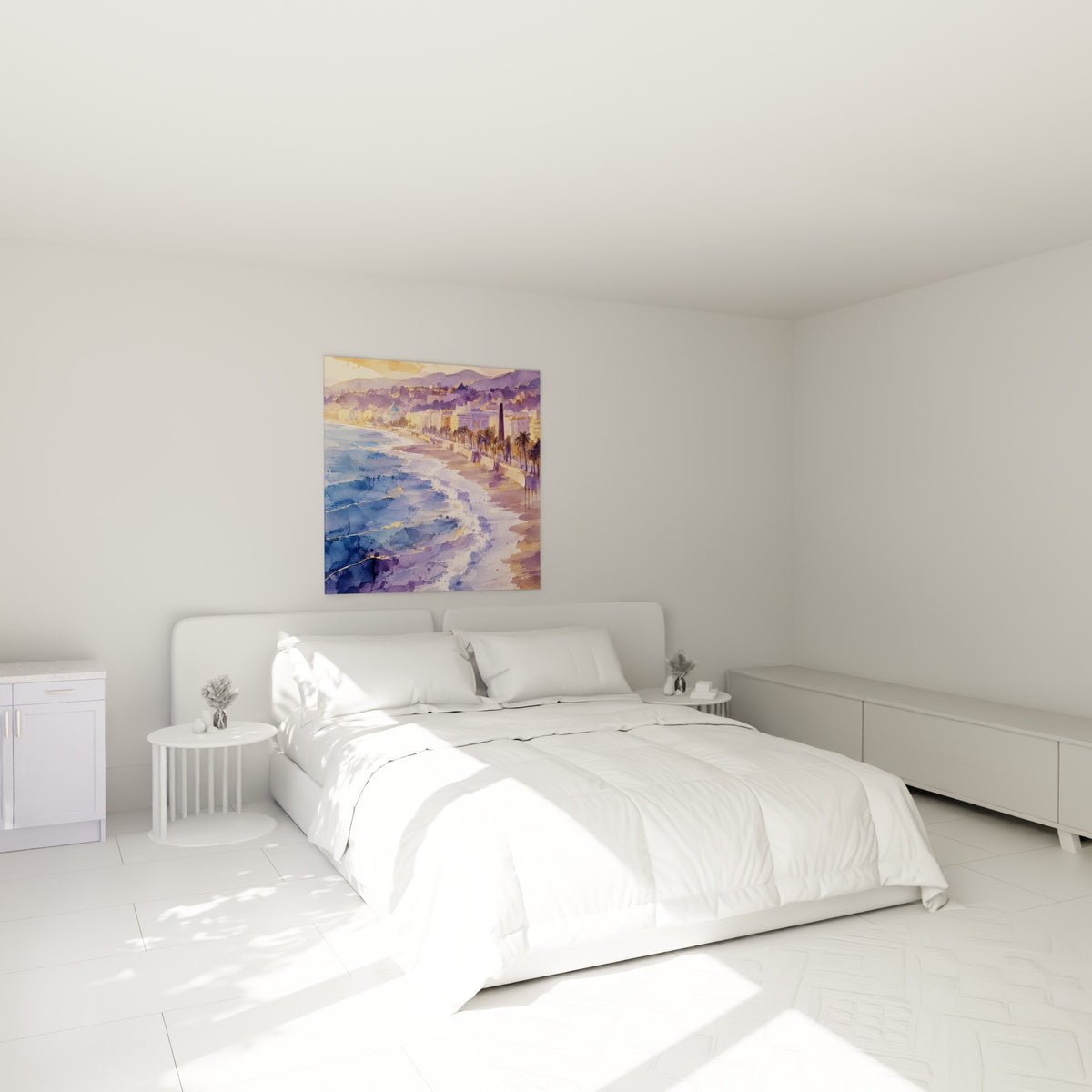 Promenade des Anglais peinte en tons violets et dorés, accrochée au-dessus d'un lit dans une chambre claire.