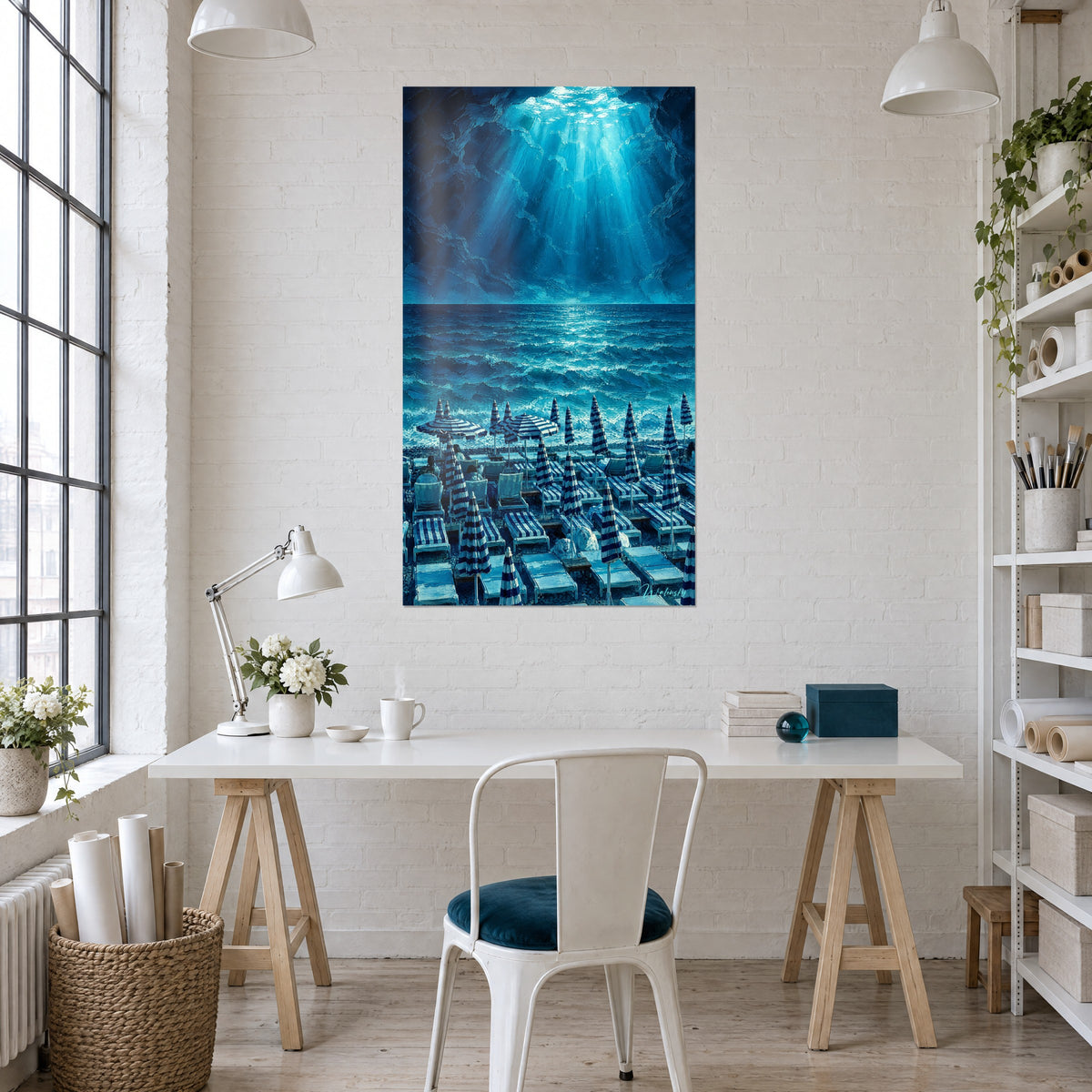 Schilderij ligstoelen op een rij op kiezelstenen, marineblauwe en witte parasols, turquoise zee onder een donkere lucht, boven een wit bureau