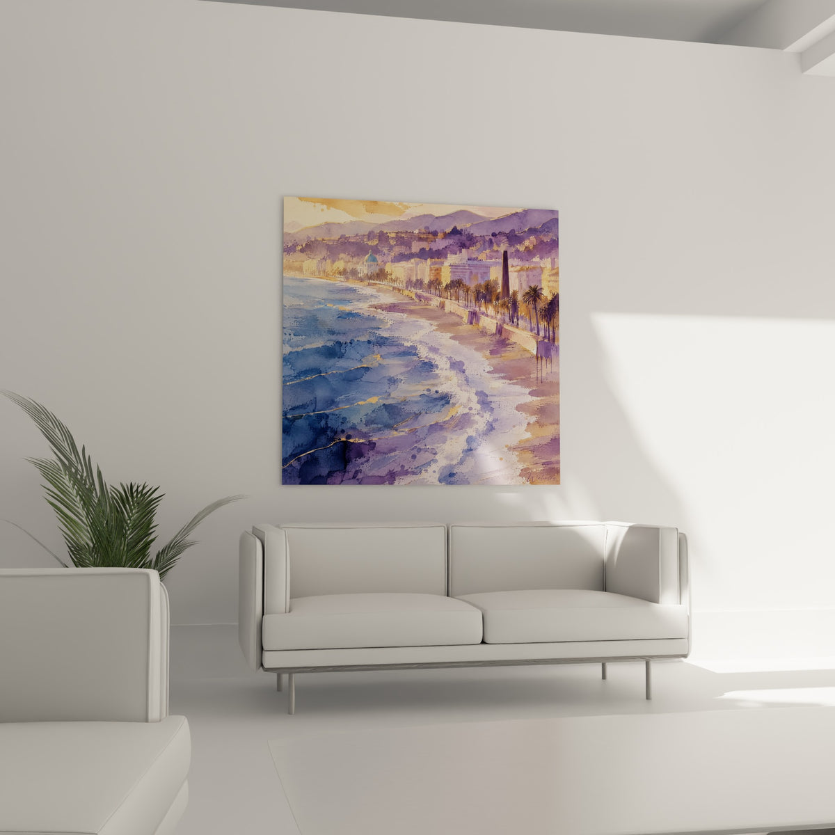 Rivage niçois aux nuances bleu marine et mauve, suspendu au-dessus d'un canapé dans un salon lumineux.