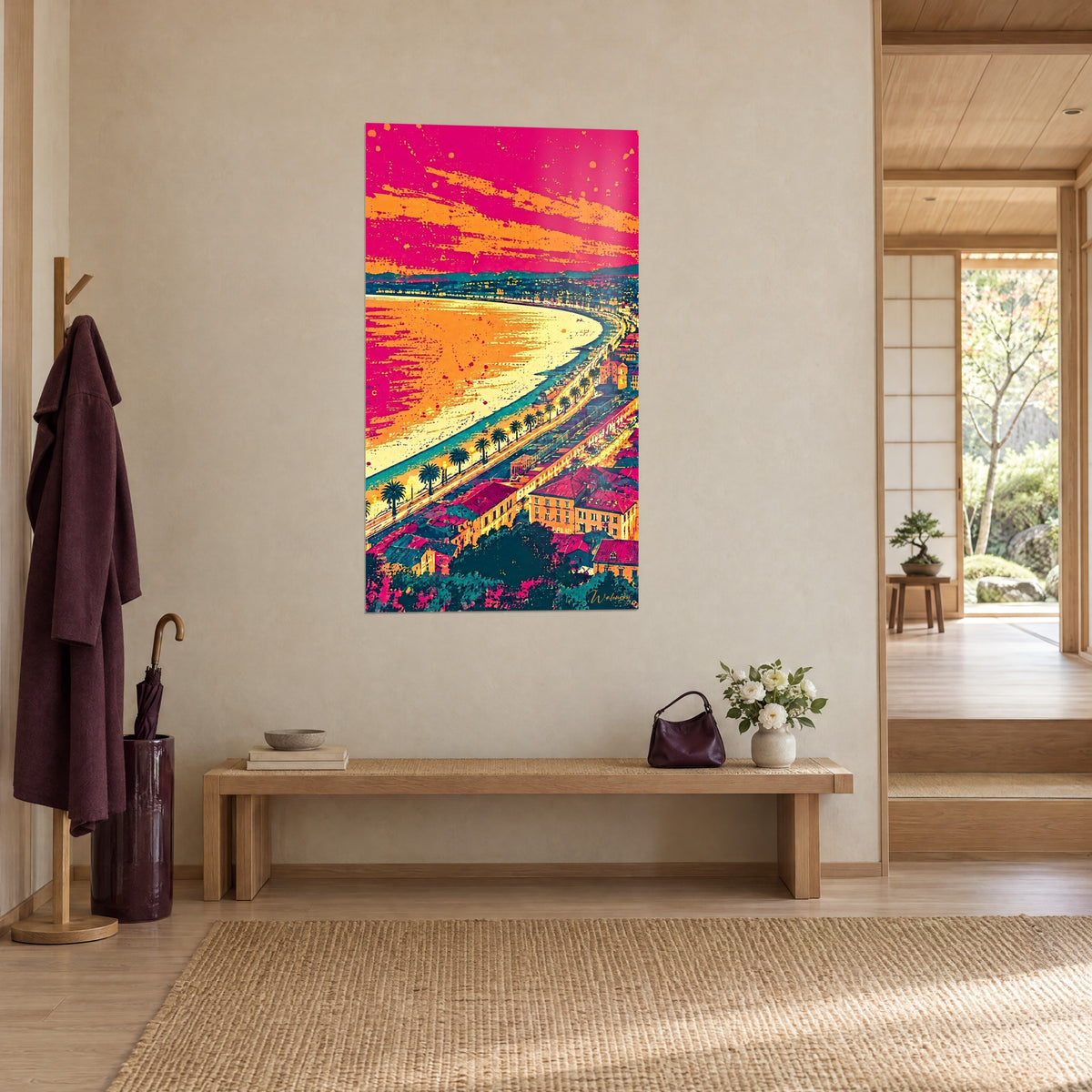 Vue aérienne de la baie niçoise en orange flamboyant et bleu pétrole, au-dessus d'un canapé dans un salon lumineux