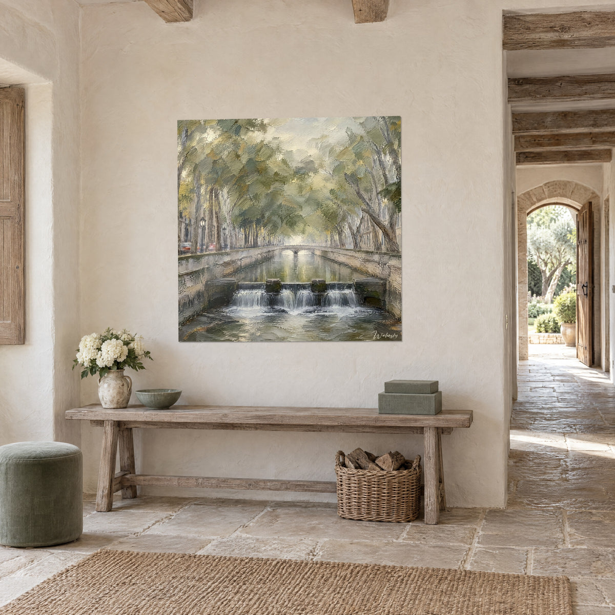 Schilderij lichtstenen kade tussen twee rijen zachtgroene en grijze bomen, verre brug, op een crèmekleurige muur, driekwartzicht