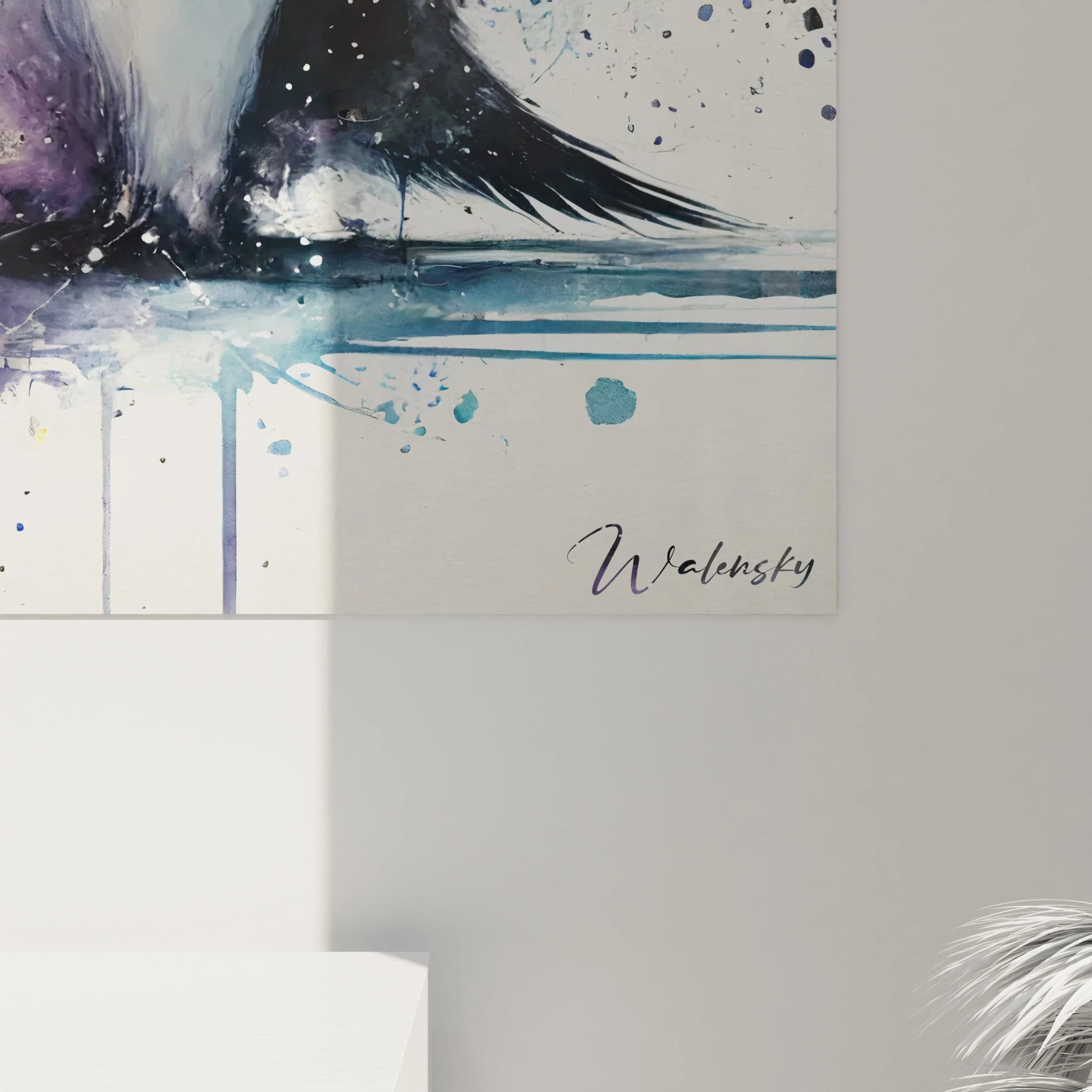 Zoom sur le tableau manchot ou les eclats de peinture jaune, violet et bleu fusionnent pour symboliser la vitalite et la force de cet oiseau majestueux, un hommage a la resilience de la vie.