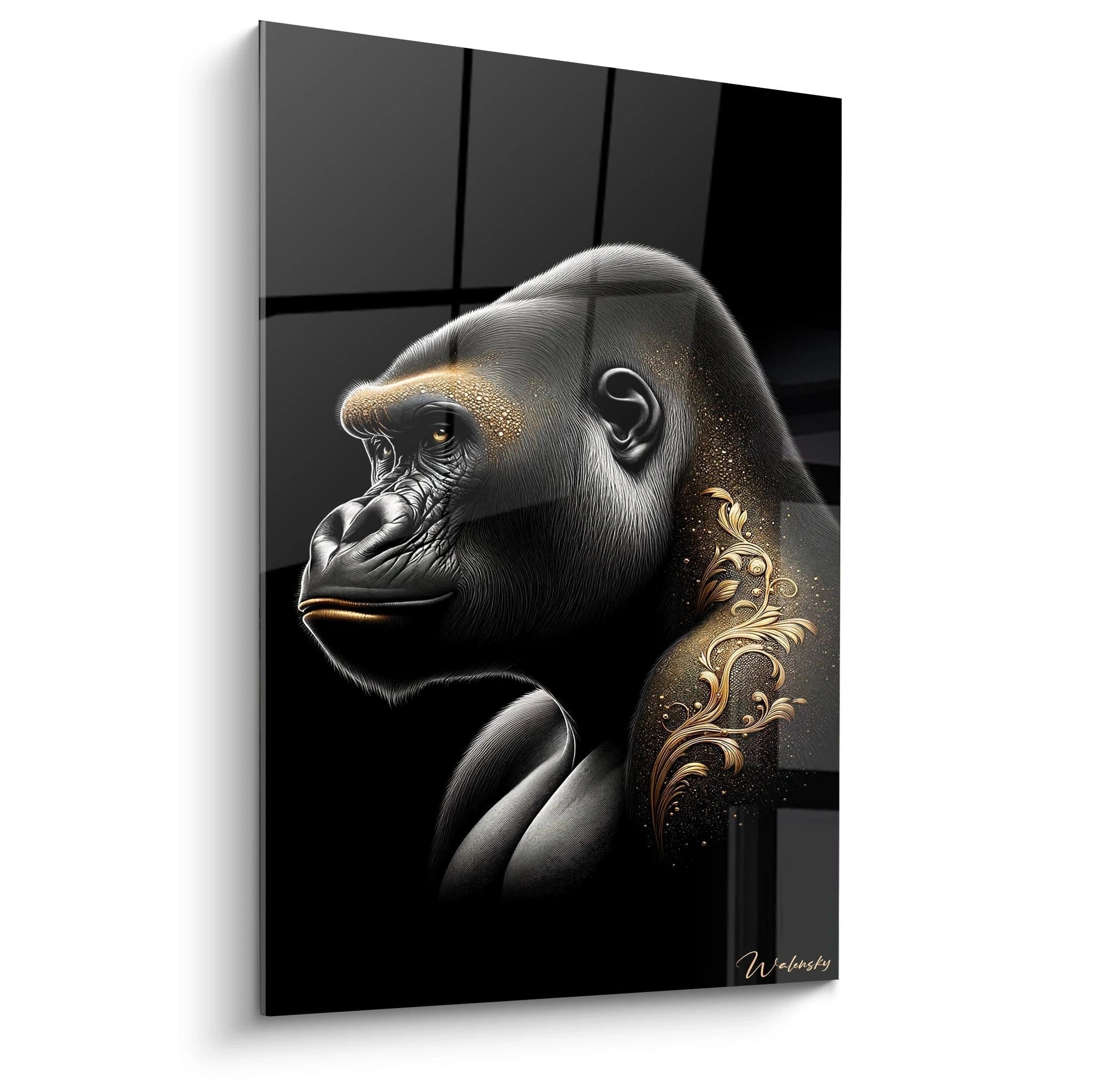 Un tableau d'animal représentant un gorille de profil avec des ornements dorés décoratifs sur le visage et l'épaule. La texture détaillée du pelage noir et gris contraste avec les motifs floraux métalliques dorés. Sur fond noir, l'œil ambré et les détails des plis du visage sont rendus avec un grand réalisme.