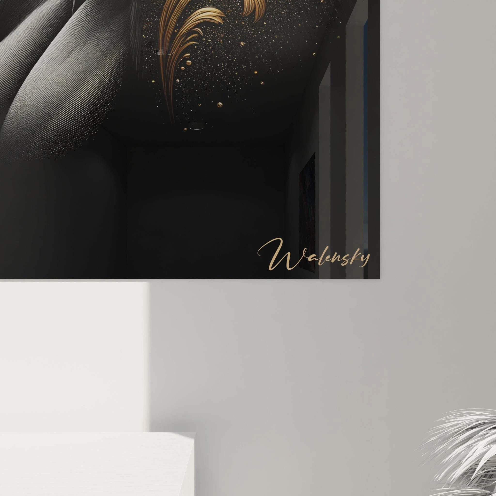 Un tableau d'animal présentant un gorille de profil dont le pelage noir est partiellement orné de motifs décoratifs dorés. La texture du pelage, des rides faciales et des traits du visage est rendue avec précision. Les arabesques et volutes dorées créent un effet ornemental élégant qui se superpose à la réalité anatomique du primate sur fond noir.