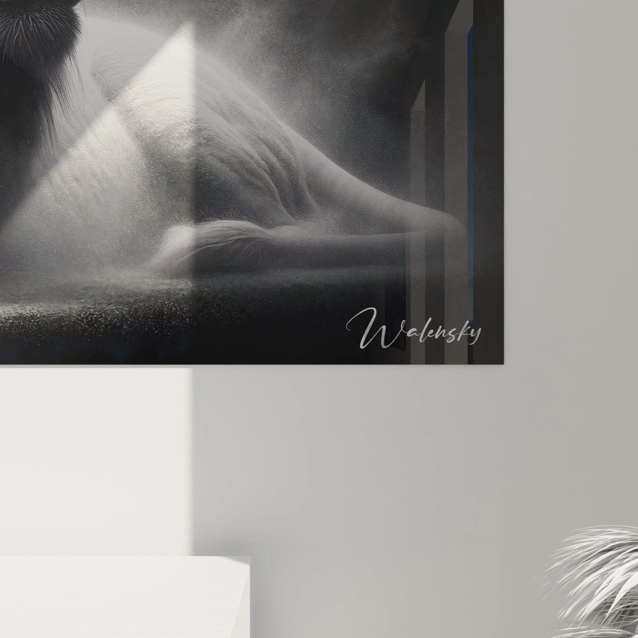 Un tableau d'animal présentant un lion à la robe blanche et à la crinière volumineuse vu de côté. La texture détaillée des poils et la subtilité des tons de gris sur blanc sont rendues avec précision. L'animal repose sur ses pattes avant dans une posture digne, se détachant sur un fond noir avec de légères volutes de brume grise qui renforcent l'atmosphère mystérieuse.