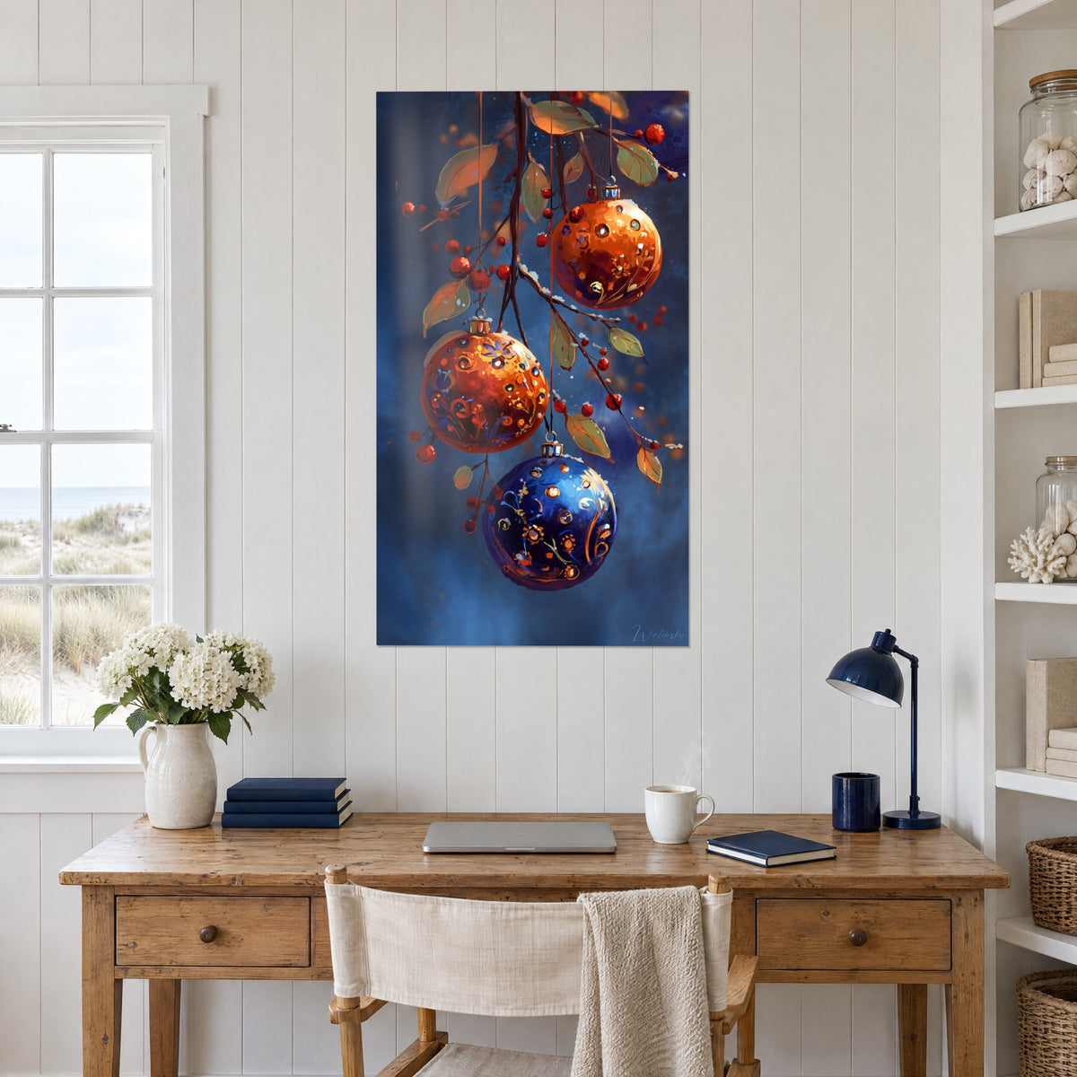 Cuadro de rama de acebo con bolas naranjas e índigo adornadas con volutas doradas, sobre una pared blanca encima de un escritorio de madera