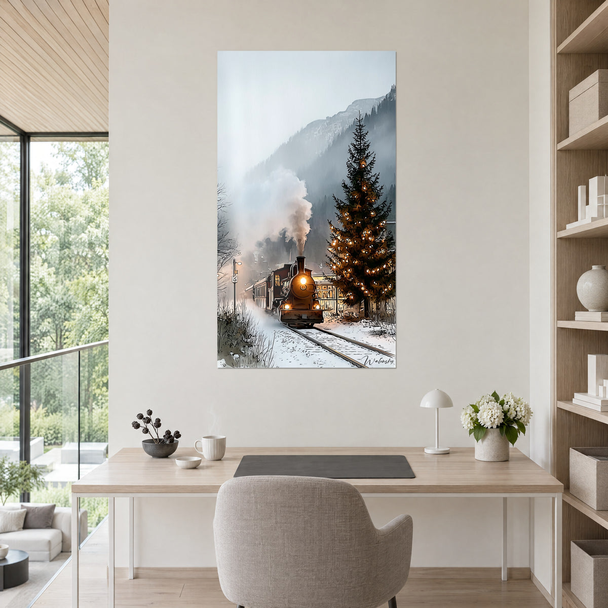 Quadro di macchina a vapore arrugginita su binari ghiacciati, abete illuminato d'ambra e cielo grigio pallido, parete beige accanto a una scrivania in legno chiaro