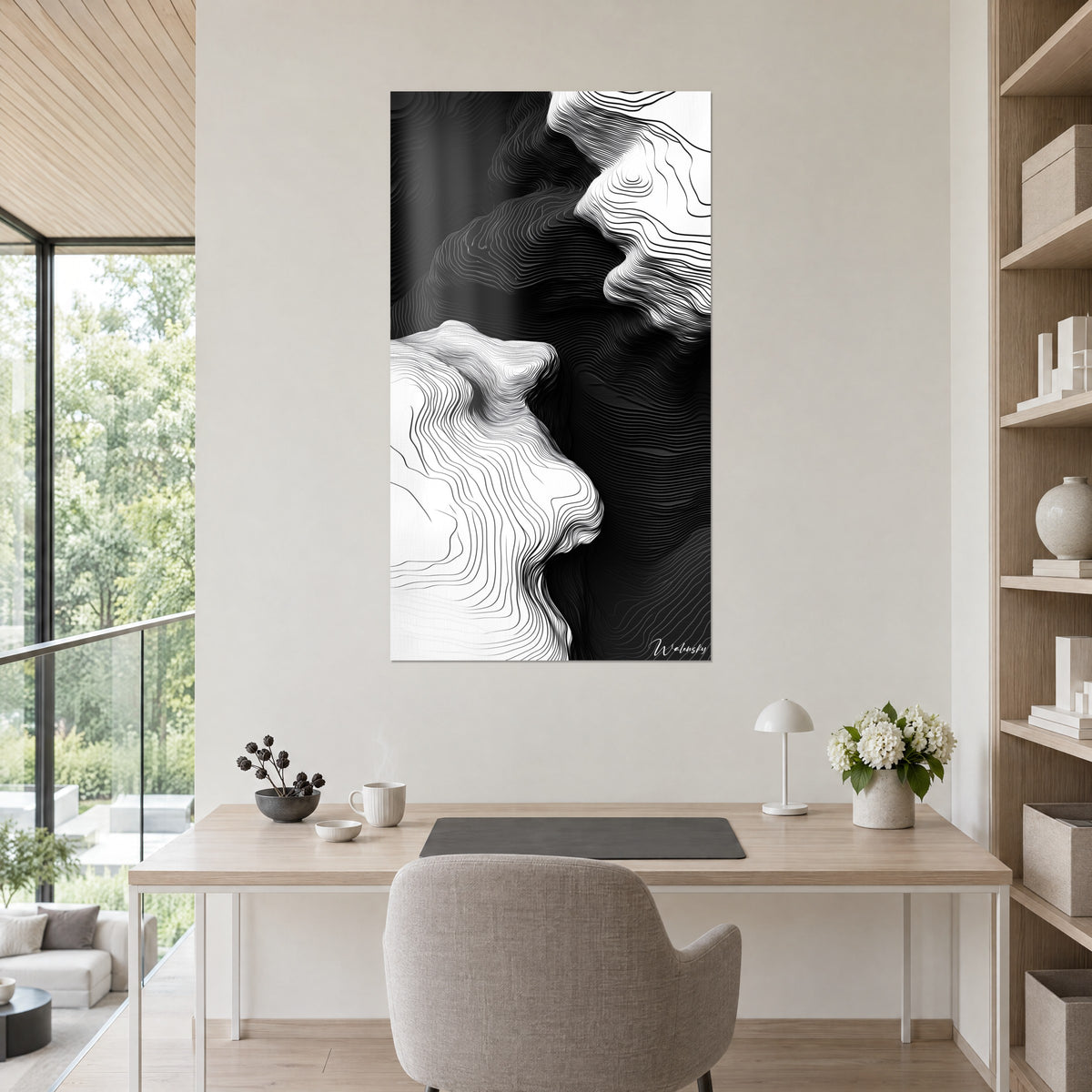 Πίνακας γραφικό χάσμα με μαύρο μελάνι και καθαρό λευκό, ελικοειδή στρώματα προς τα ψηλά, κρεμασμένος πάνω από ανοιχτόχρωμο ξύλινο γραφείο