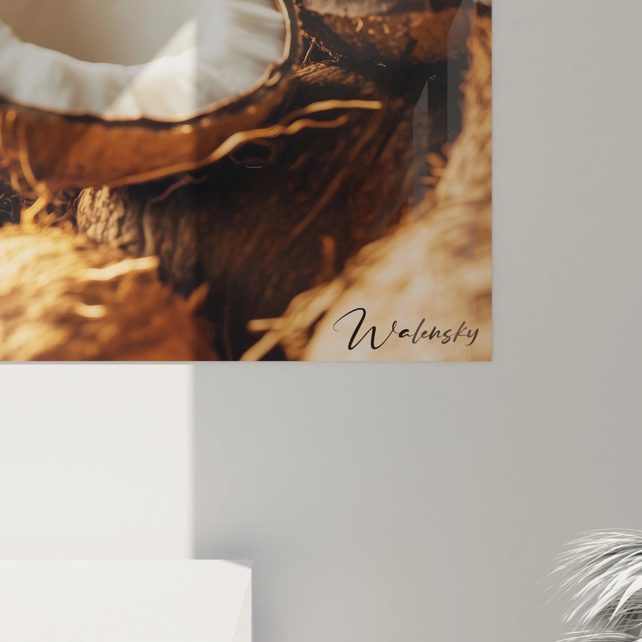 Un tableau noix de coco dĂ©taillant des fruits ouverts et entiers sur un fond neutre, utilisant des tons marron et beige pour souligner la texture Ă©paisse de lâĂ©corce et la douceur intĂ©rieure du fruit.