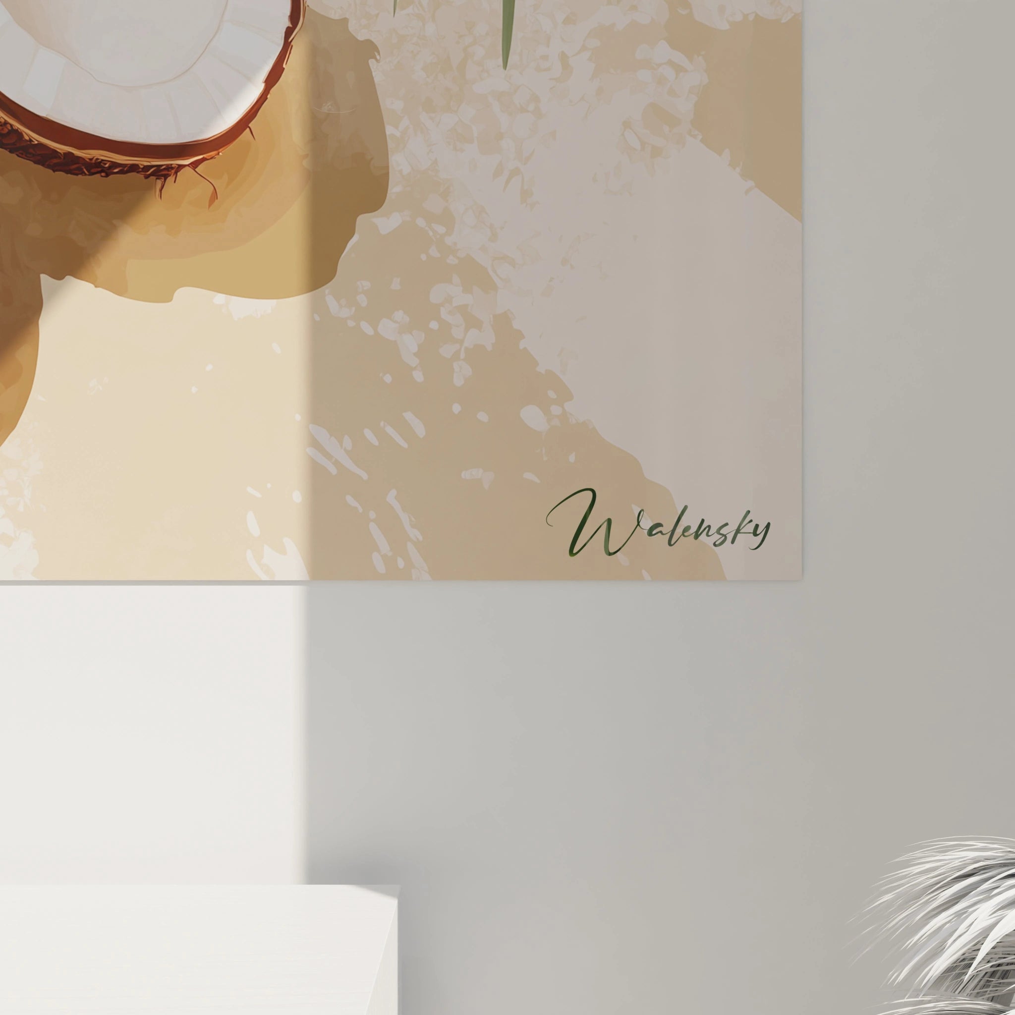 Un tableau noix de coco affichant une noix de coco entiÚre et des moitiés coupées, détaillant les textures naturelles du fruit et les reflets lumineux, accompagnées de feuilles vertes sur un arriÚre-plan beige neutre.