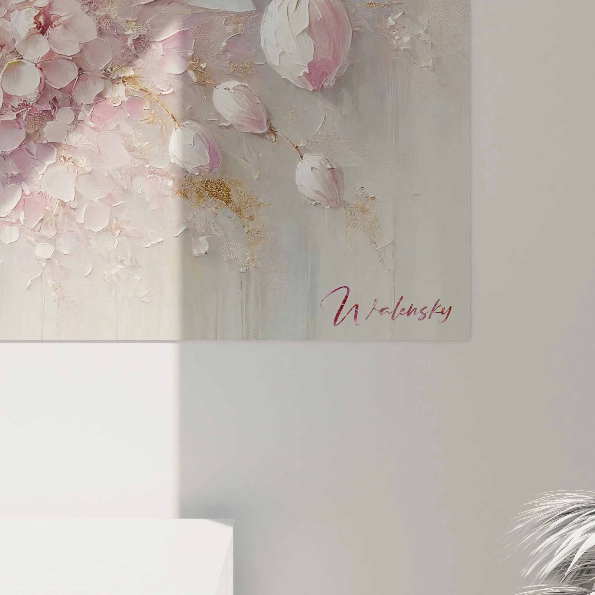 Vue de près du tableau Orchidée, révélant des détails raffinés et des touches dorées. Chaque coup de spatule sublime la beauté des fleurs, ajoutant profondeur et charme à cette œuvre enchanteresse.