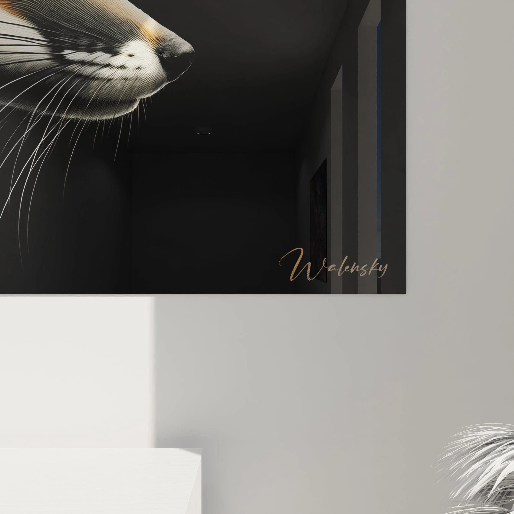 Un tableau d'animal présentant le profil d'un renard au pelage tricolore minutieusement détaillé. La texture veloutée des poils et leur direction naturelle sont rendues avec précision, créant des zones de blanc crémeux, de roux cuivré et de noir profond. Les détails fins comme les vibrisses et les poils des oreilles ressortent distinctement sur l'arrière-plan noir.