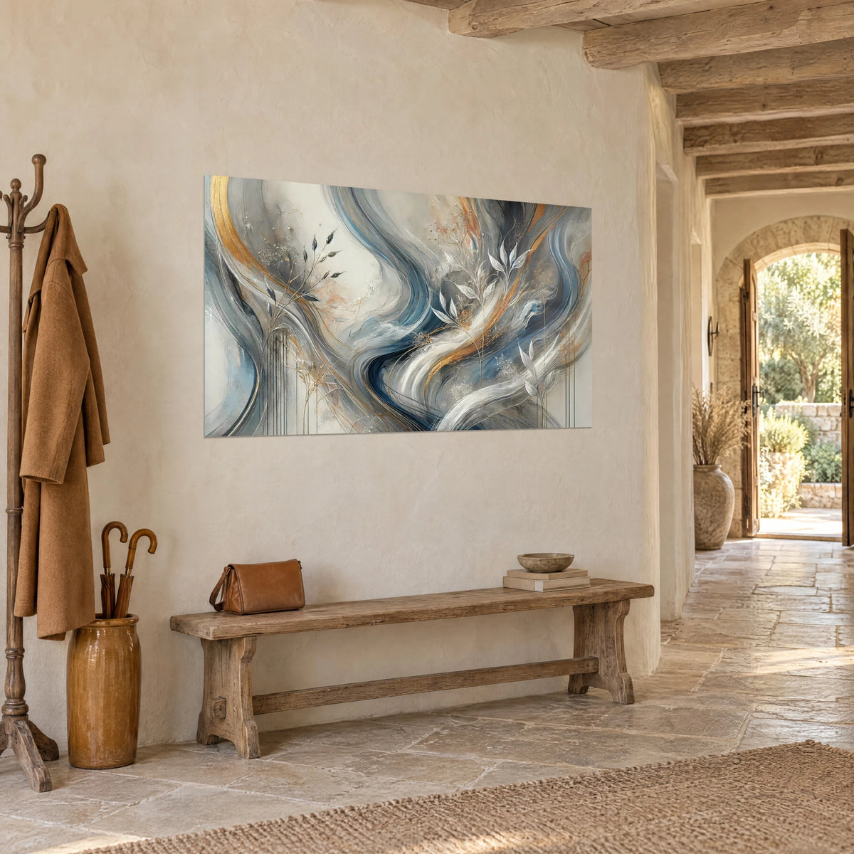 Quadro con un'astrazione ondulata grigio perla e ocra, sottili steli argentati, appeso in un ingresso di pietra chiara