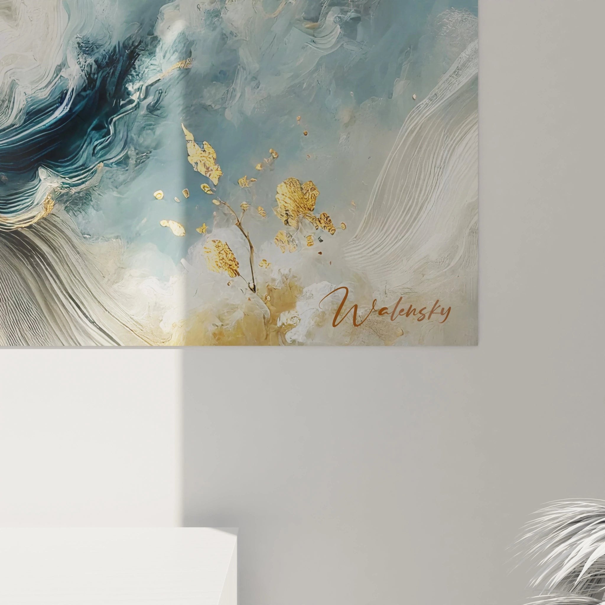 Vue rapprochée de ce tableau peinture abstrait : admirez les textures riches et les couleurs dorées, bleues et grises qui évoquent la magie d’un ciel en mouvement, pour une décoration contemporaine pleine de caractère.