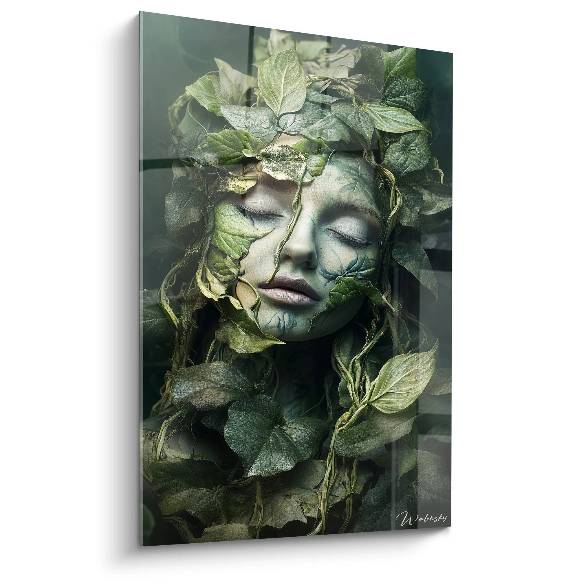 Un tableau visage nature représentant un visage féminin aux yeux fermés fusionnant avec des feuilles vertes luxuriantes. La peau pâle contraste avec les verts émeraude des végétaux qui semblent émerger du visage, créant une texture organique saisissante.