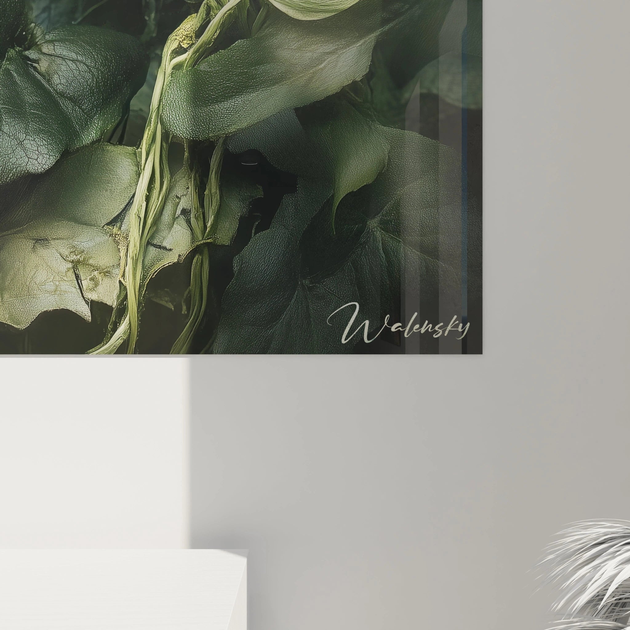 Un tableau visage forestier capturant un visage pâle aux lèvres neutres entièrement encadré de feuilles vertes aux multiples nuances. La composition verticale met en valeur la transition fluide entre l'épiderme et les éléments végétaux qui semblent croître depuis la figure.