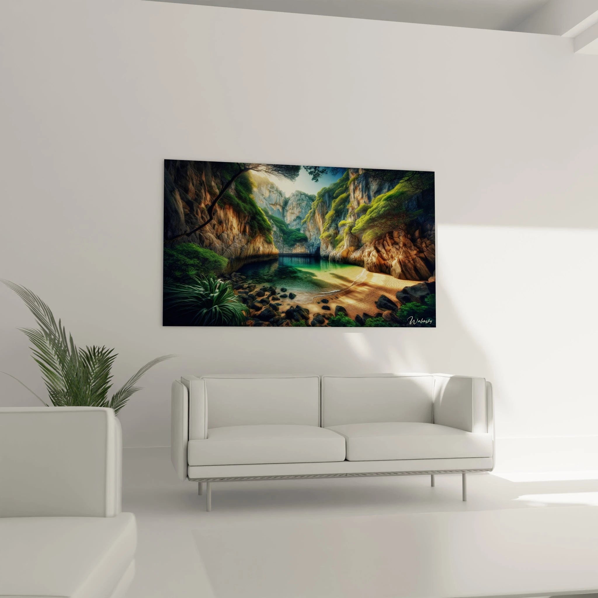 Tableau paysage figurant une anse rocheuse avec rivage sablonneux, parois verticales orangées, feuillage vert foncé, et reflets lumineux à la surface de l’eau.