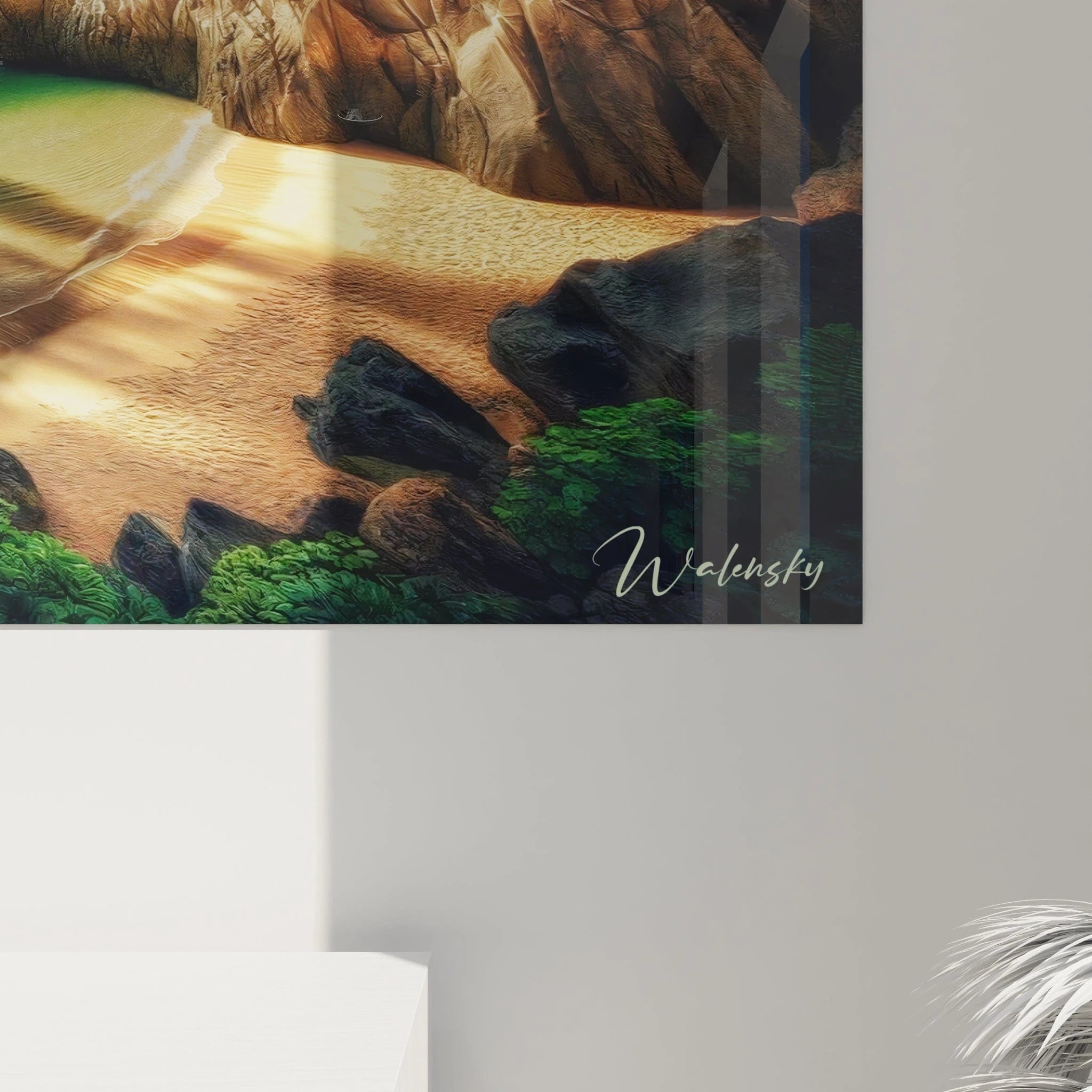 Un tableau paysage centré sur une petite baie protégée par des formations calcaires, tons beiges, verts et bleus, avec ombres allongées et textures naturelles détaillées.