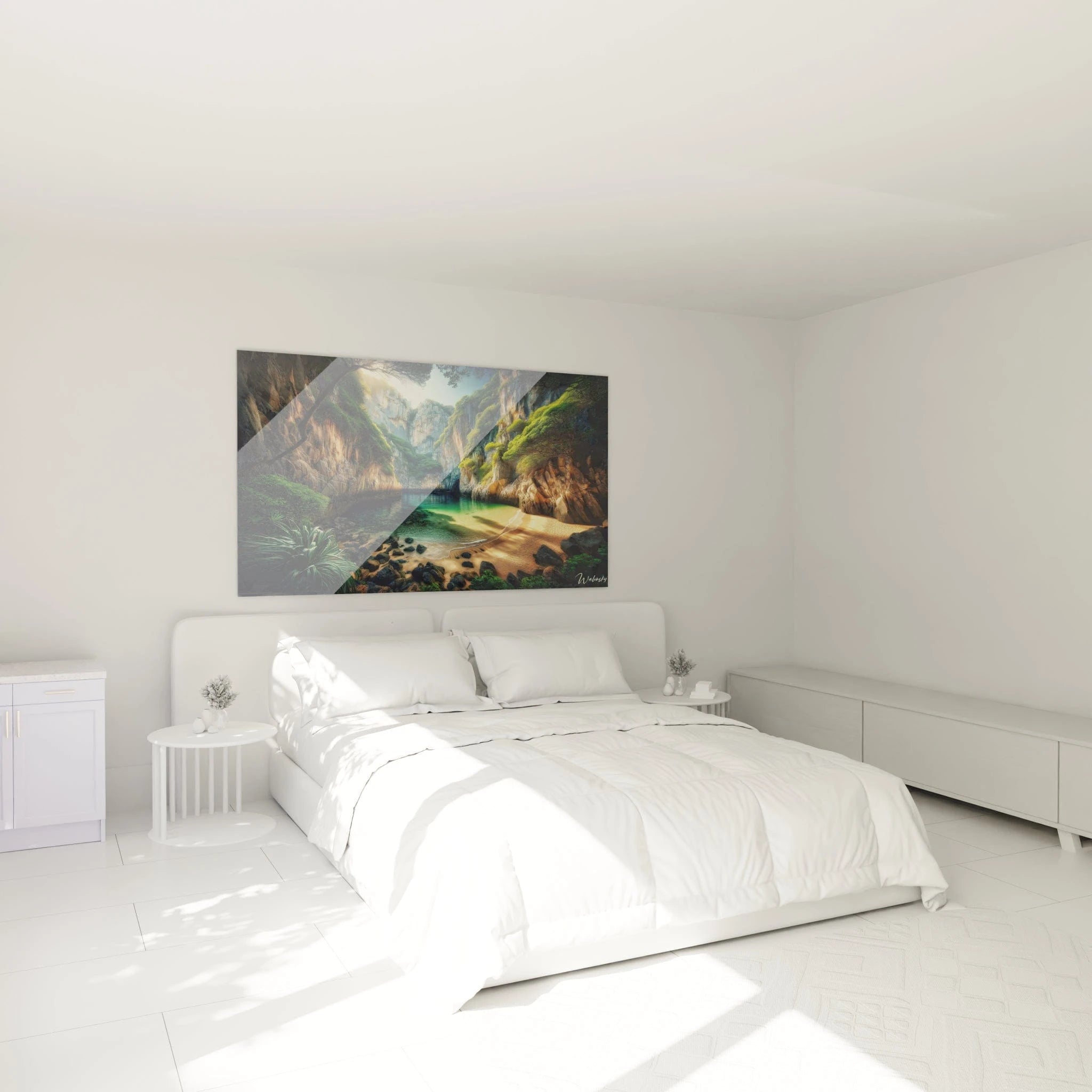 Un tableau paysage montrant une plage étroite entourée de falaises boisées, eau calme dégradée de bleu à vert, textures de rochers et sable fin visibles.