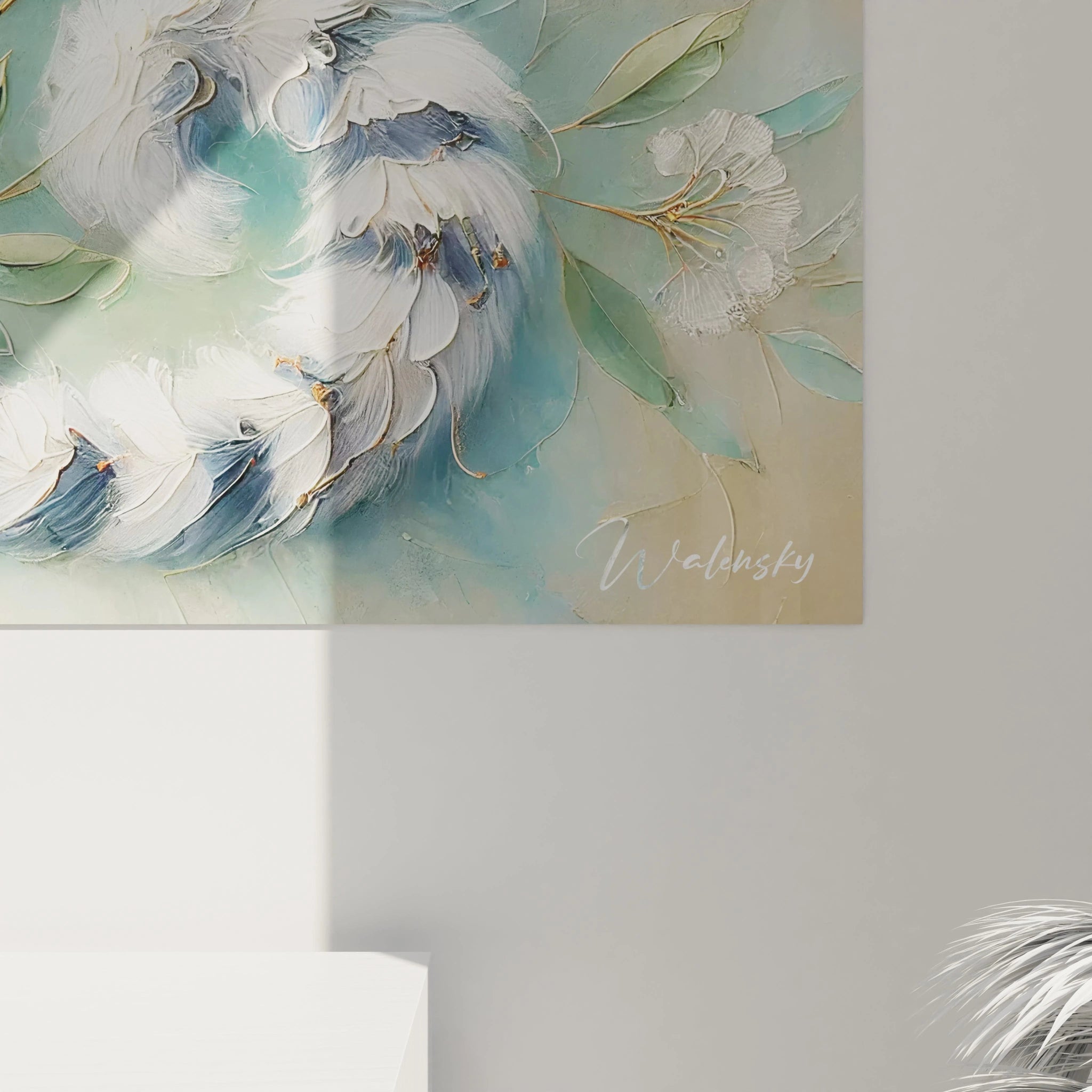 En vous approchant, vous decouvrez les details du pelage du lemurien, savamment travailles dans ce tableau. Les tons verts et dores ajoutent une profondeur elegante a cette oeuvre contemporaine.