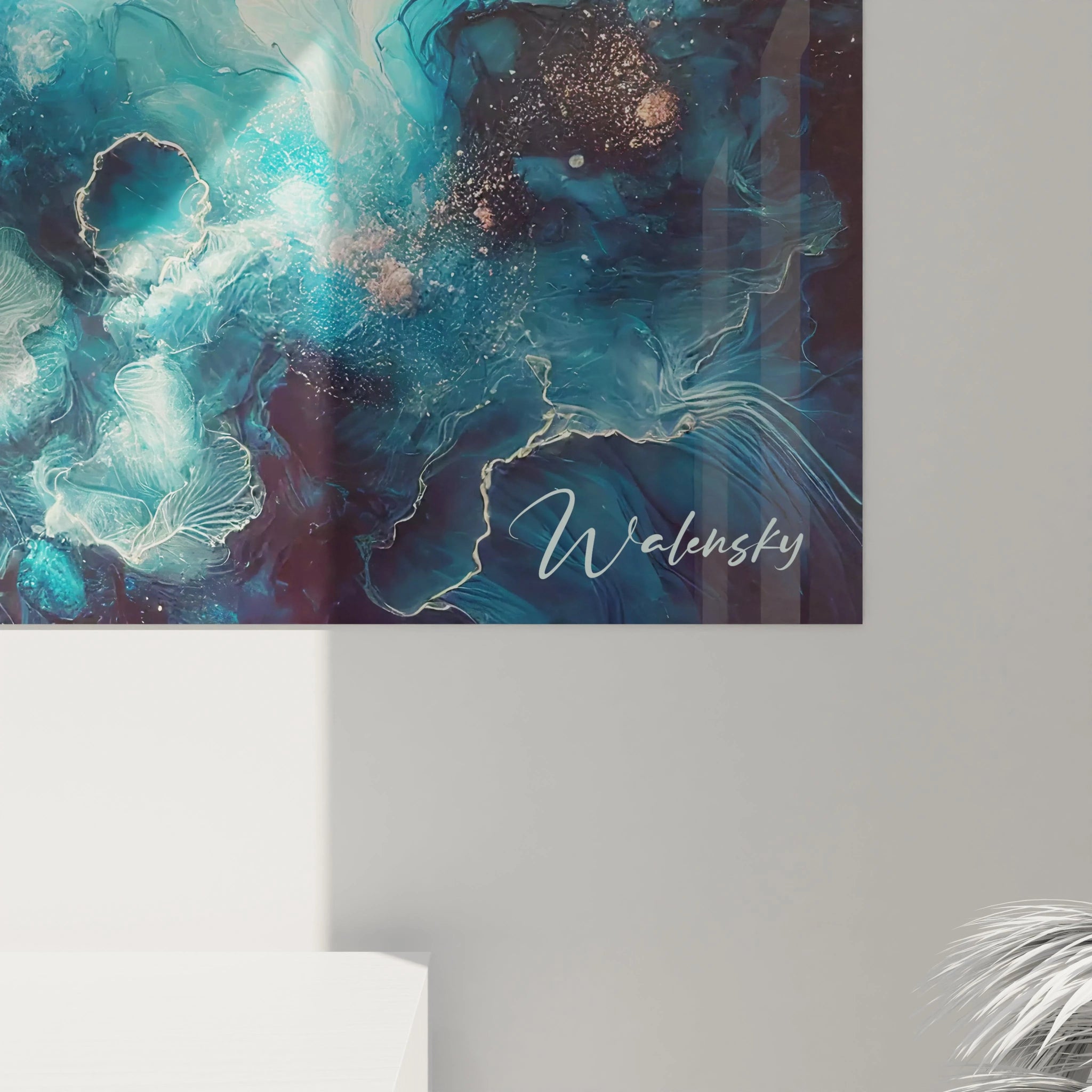 De près, ce tableau style epoxy révèle des détails subtils : des tourbillons de bleu, des éclats lumineux et des profondeurs infinies, offrant une immersion dans l’univers cosmique.