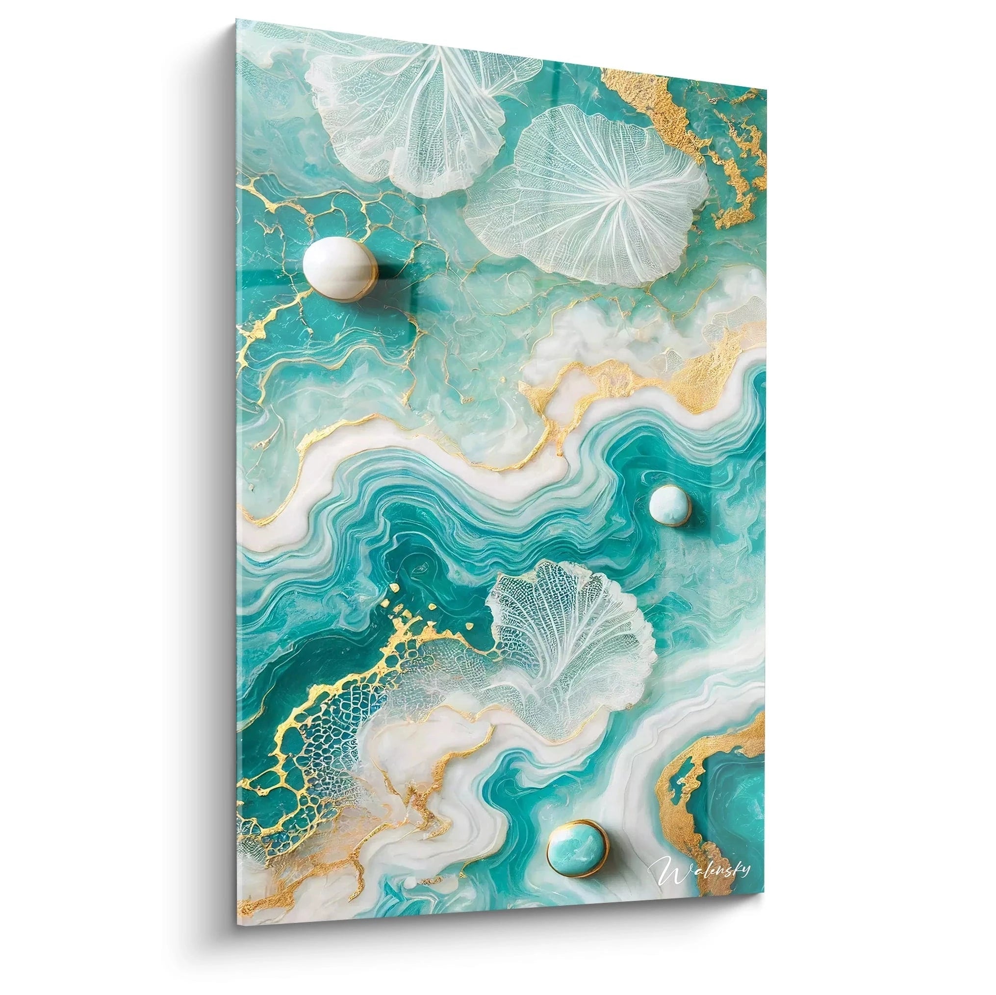 Vue du tableau style epoxy de biais, montrant les dégradés turquoise et les éclats dorés évoquant la mer calme, avec des courbes fluides imitant les vagues et l'écume sous la lumière naturelle.