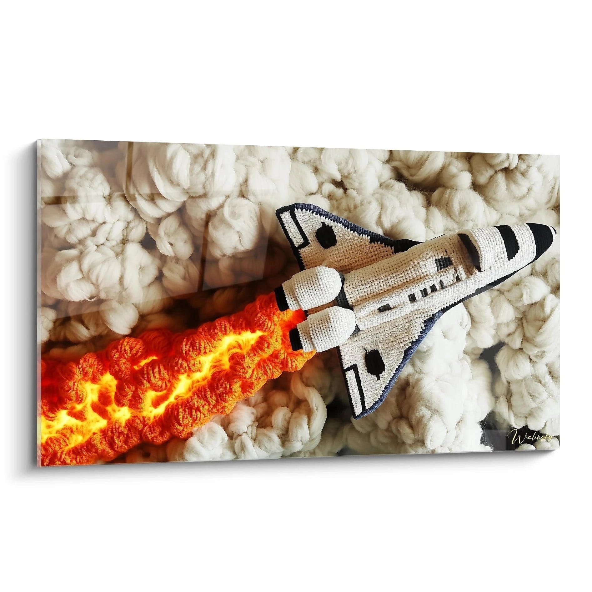 Un tableau fusée crochet représentant une navette spatiale blanche avec bordures noires propulsée par des flammes orange vif, sur fond de nuages blancs texturés, alliant savoir-faire textile et thème spatial.
