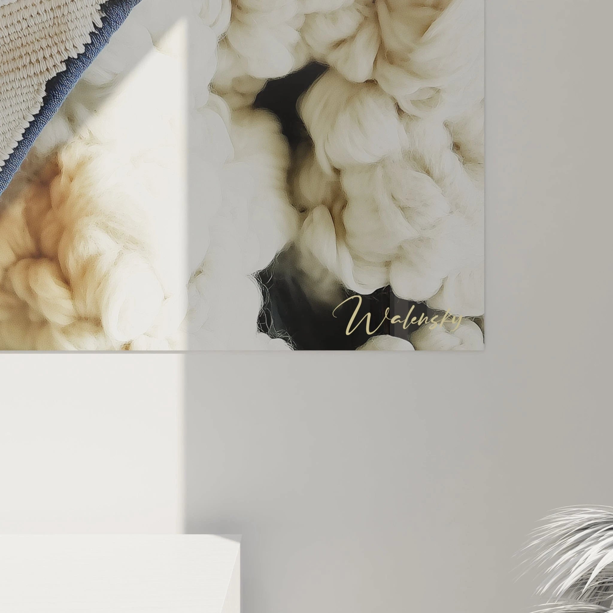 Un tableau représentant une navette spatiale en crochet blanc bordée de noir, s'élançant parmi des nuages vaporeux, avec des flammes tissées orange et jaune, mêlant l'aspect technique du vaisseau et la texture douce des nuages.