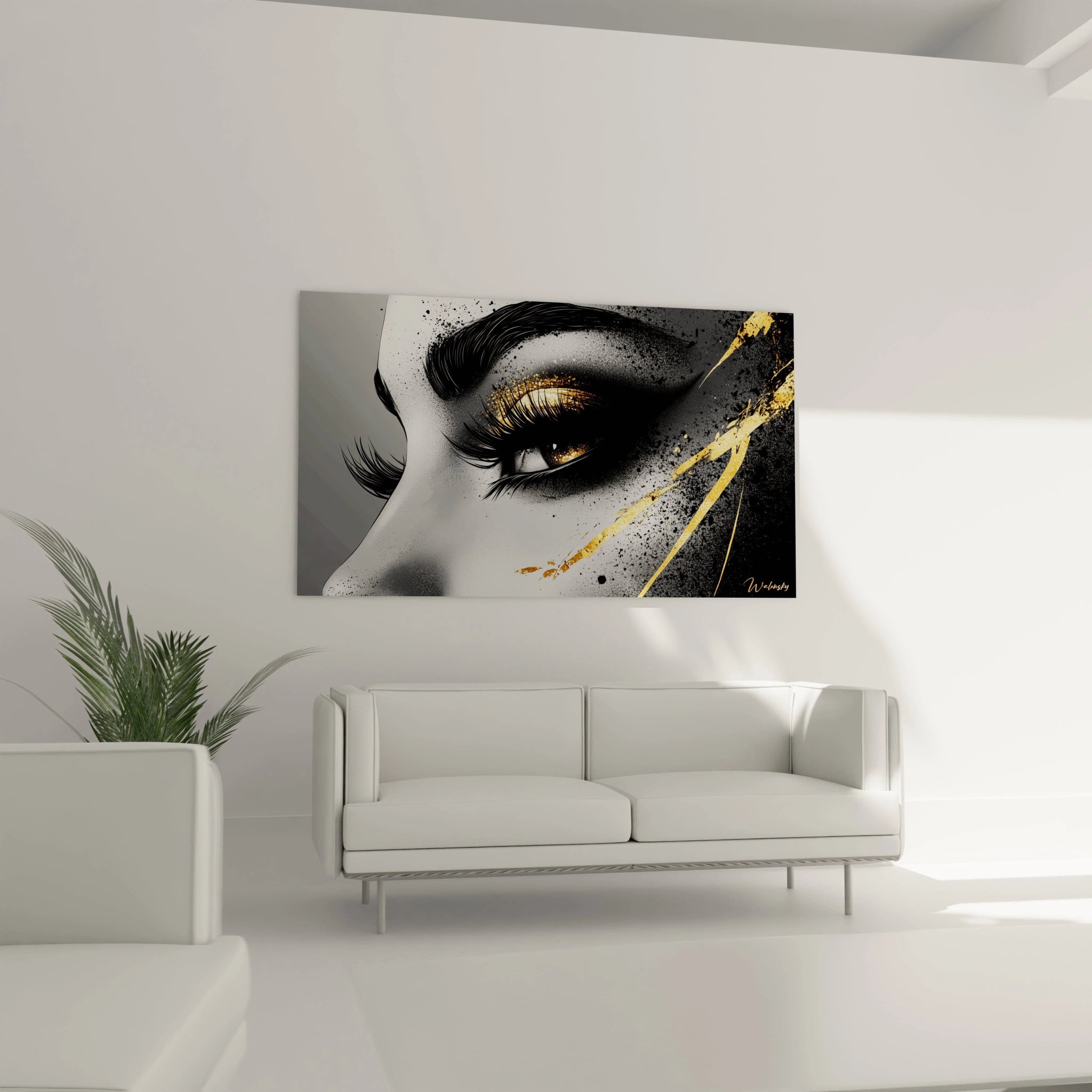 Tableau visage abstrait Walensky en noir blanc avec touches dorées suspendu au-dessus d'un canapé blanc moderne