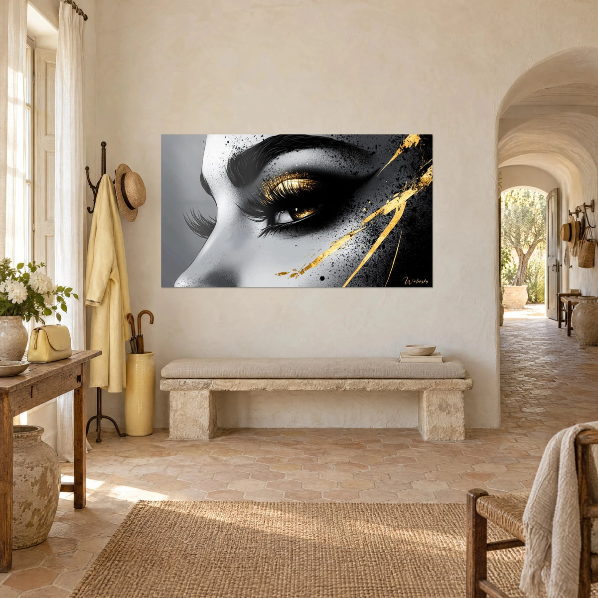Schilderij met zijprofiel en gouden oogleden, parelgrijze achtergrond en zwarte inkt, aan een crèmekleurige muur van een Provençaals landhuis