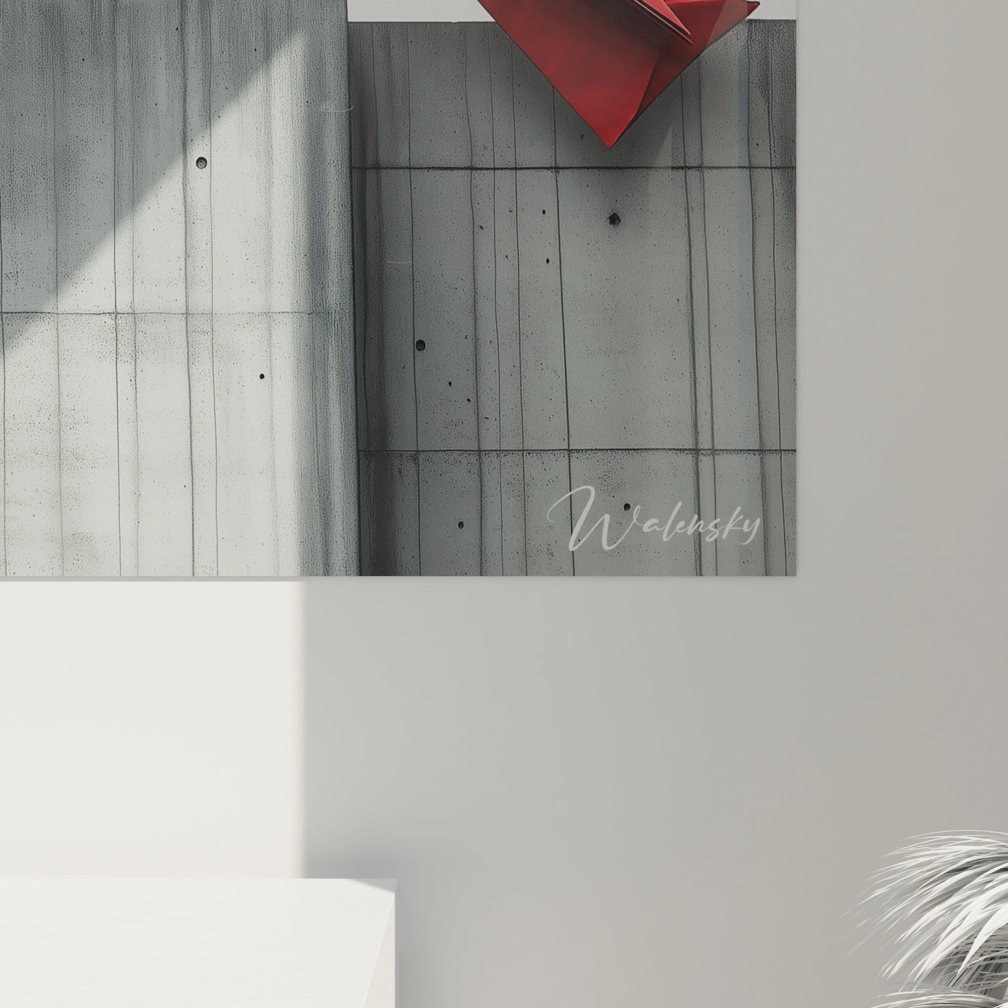 Tableau street art figurant un cardinal rouge géométrique aux formes polygonales posé sur une construction en béton brut, avec un jeu de textures contrastées entre la surface lisse de l'oiseau origami et la rugosité du béton architectural.