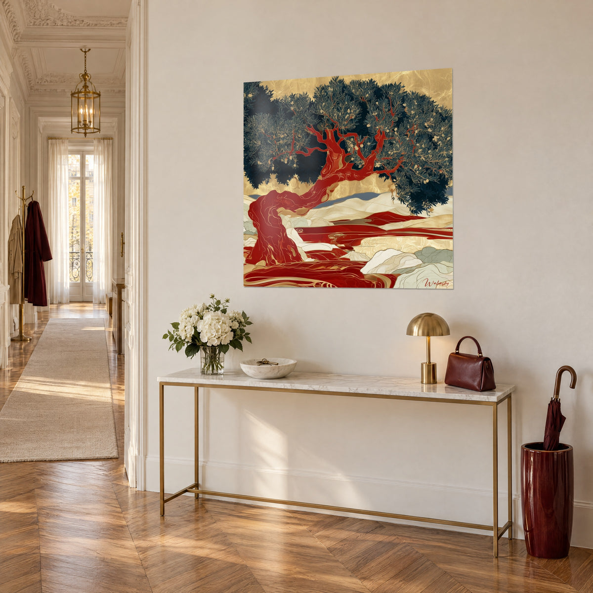 Gemälde eines knorrigen Baums mit scharlachrotem, sich biegendem Stamm, elfenbeinfarbene und goldene Hügel, perspektivisch gesehen in einem Pariser Haussmann-Eingang