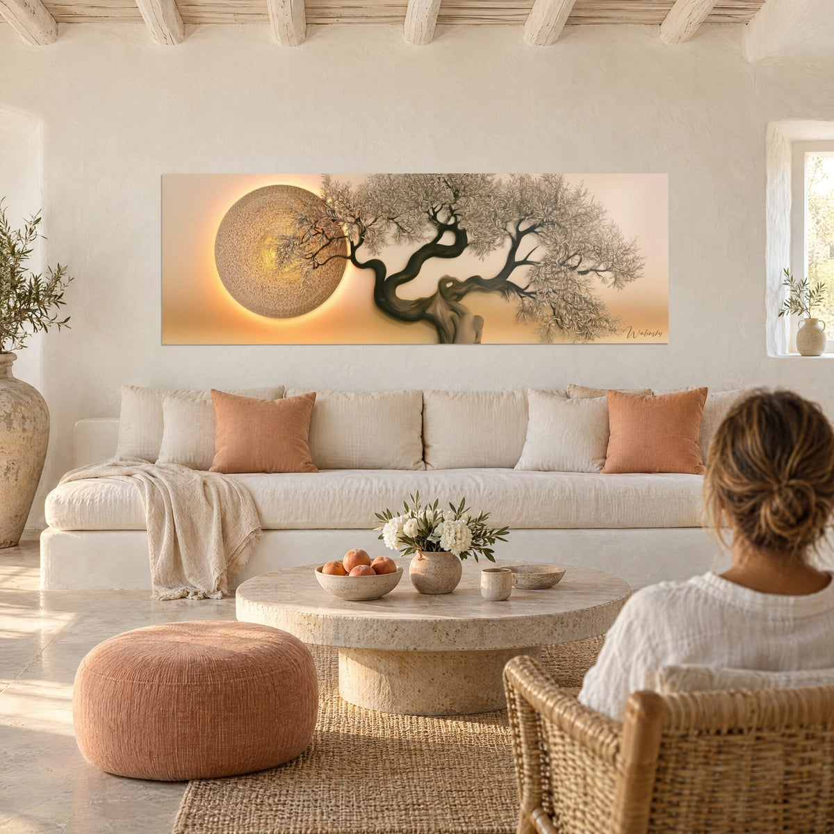 Gemälde knorriger schwarzer Olivenbaum mit beigen Blättern vor einer goldenen gewebten Scheibe, über einem Sofa in einem hellen Wohnzimmer