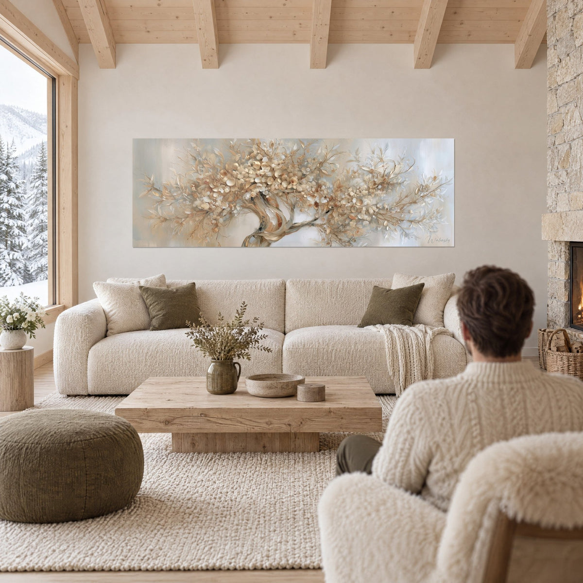 Gemälde Olivenbaum mit elfenbeinfarbenen und goldenen Blüten, beige verdrehter Stamm, perlgrauer Hintergrund, über einem Sofa in einem hellen Wohnzimmer