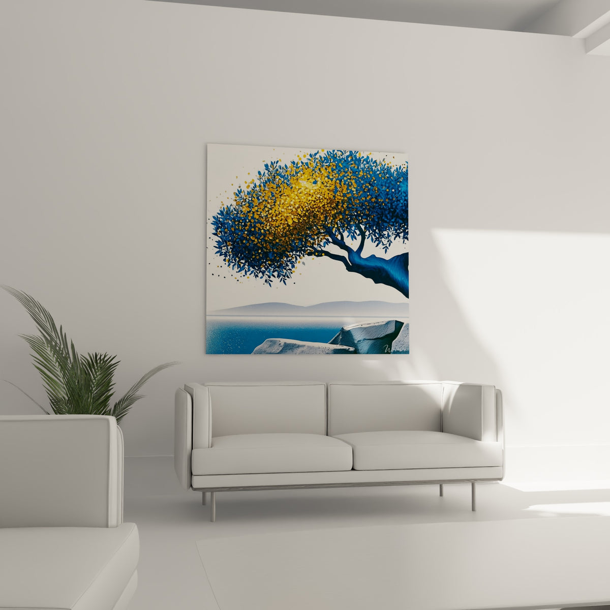 Feuillage doré et bleu marine de l'Olivier, tableau accroché au-dessus d'un canapé dans un salon lumineux