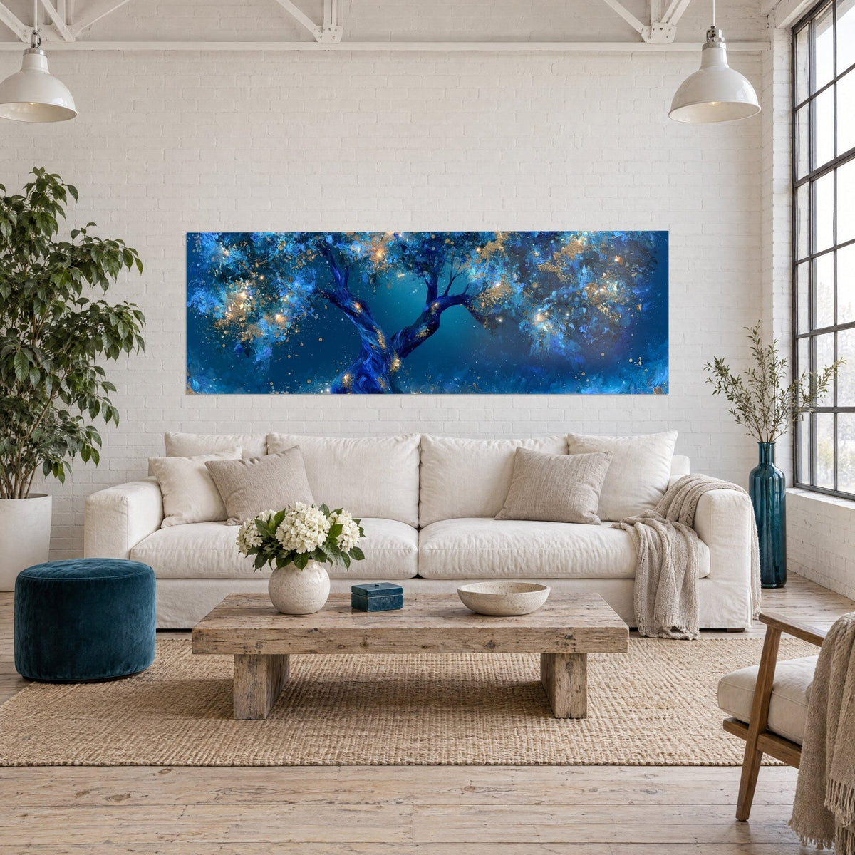 Gemälde Olivenbaum funkelnd mit nachtblauem Laub und goldenen Flecken, verdrehter Stamm, über einem Sofa in einem hellen Wohnzimmer