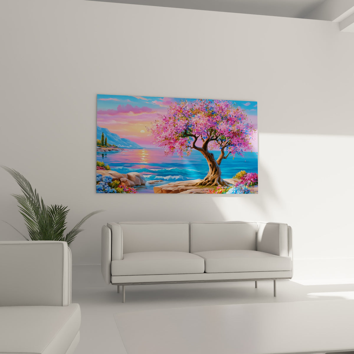 Branches roses et pétales mauves d'un olivier côtier au-dessus d'un canapé dans un salon lumineux