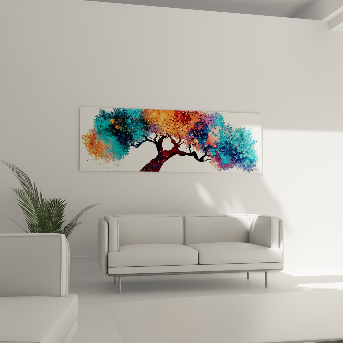 Arbre bicolore bleu et corail aux branches sombres suspendu au-dessus d'un canapé dans un salon lumineux