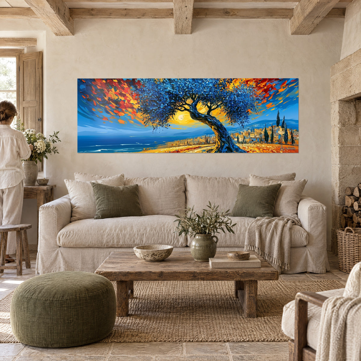 Quadro olivo blu cobalto dal tronco nodoso, fogliame rosso e arancio, sole giallo, sopra un divano in un soggiorno luminoso