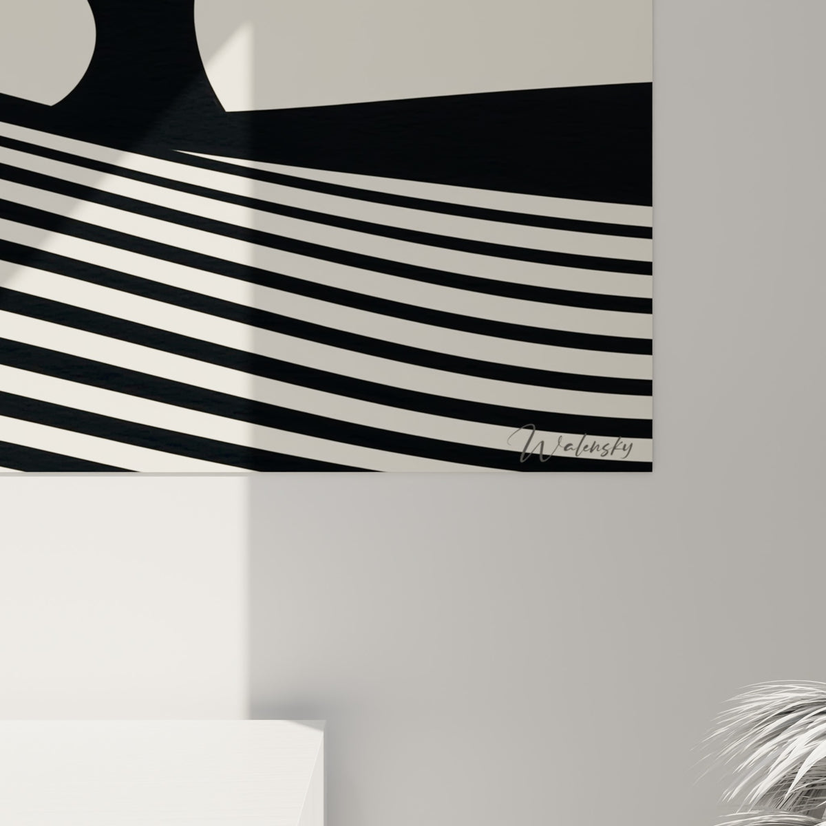 Détail des feuilles noires finement dessinées et des rayures ivoire en gros plan sur la toile accrochée