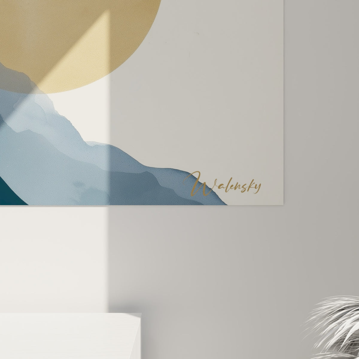 Détail du tronc bleu marine et des éclaboussures dorées révélant la texture picturale de l'olivier