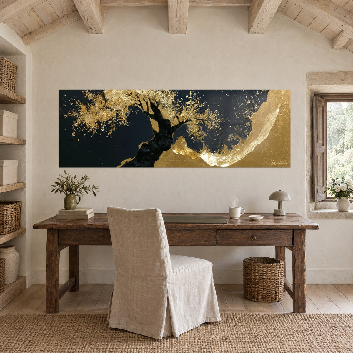 Quadro fioritura dorata di un albero nero dai riflessi di metallo prezioso, appeso sopra una scrivania in legno grezzo in una casa di pietra