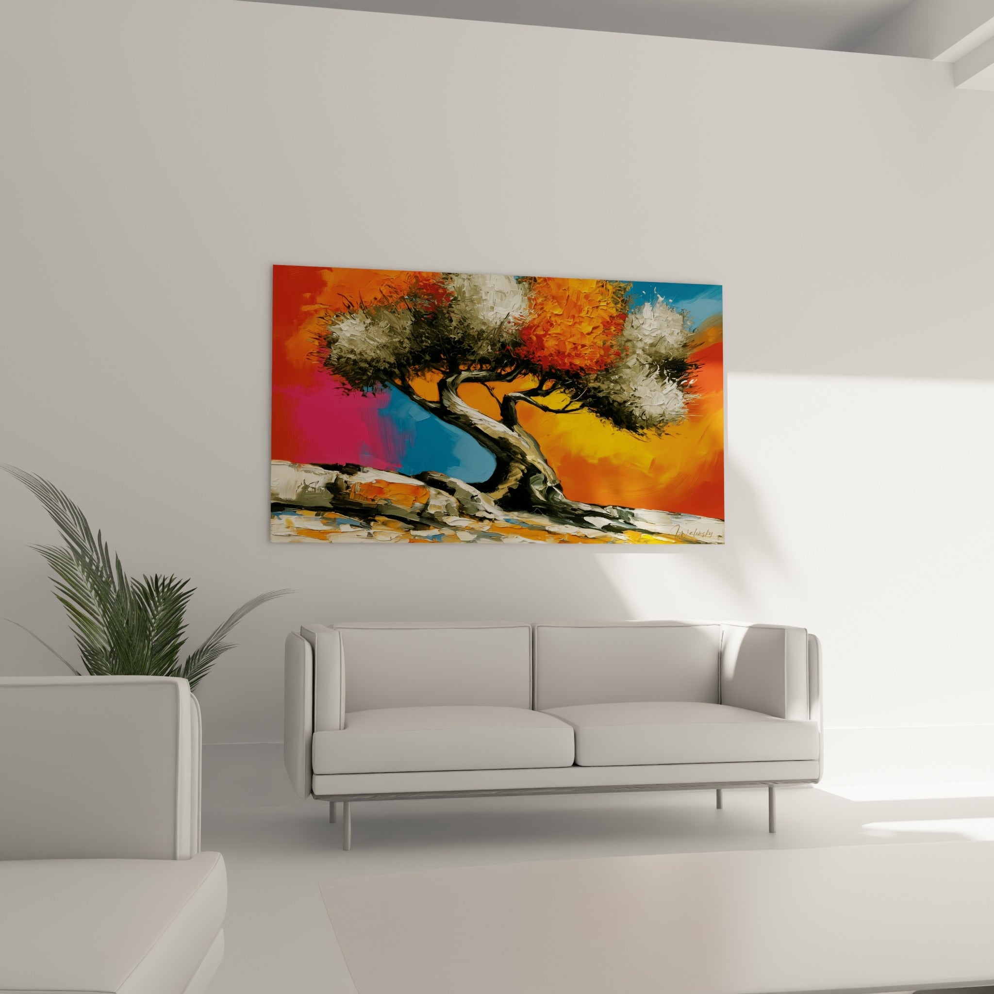 Arbre noueux aux teintes fauves et bleu marine, exposé au-dessus d'un canapé dans un salon lumineux